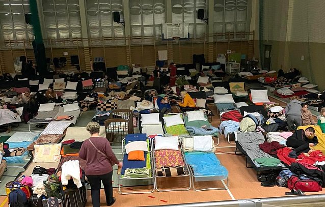 Bild: Foto aus einer polnischen Turnhalle, wo ukrainische Fl&uuml;chtlinge  erstuntergebracht werdene