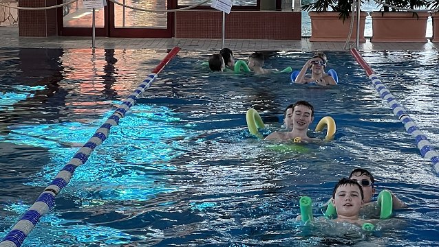 Bild: Spa&szlig; haben und Sicherheit im Element Wasser erreichen, um damit dem allgemeinen Trend der Unsicherheit entgegenzuwirken � das Schwimmprojekt des Herder-Gymnasiums macht es m&ouml;glich 