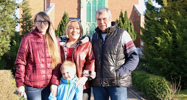 Bild: Elena Zazchytska mit Sohn Vadim und ihren Schwiegereltern Tamara und Igor vor der Kirche St. Matthias in Bleicherode