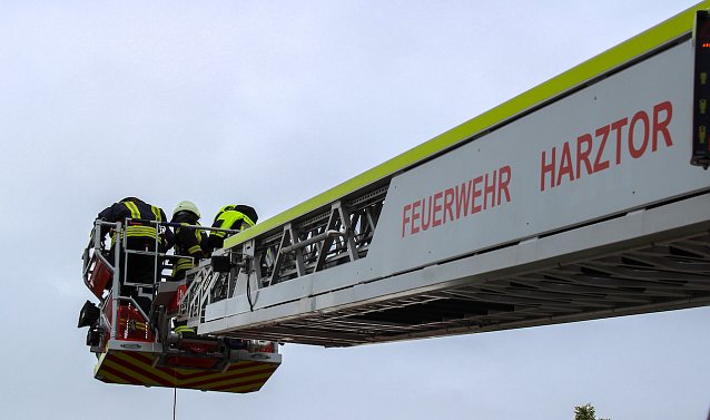 Bild: Feuerwehr&uuml;bung in luftiger H&ouml;he