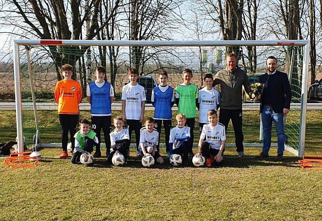 Bild: Unterst&uuml;tzung f&uuml;r Urbachs Fu&szlig;ballnachwuchs