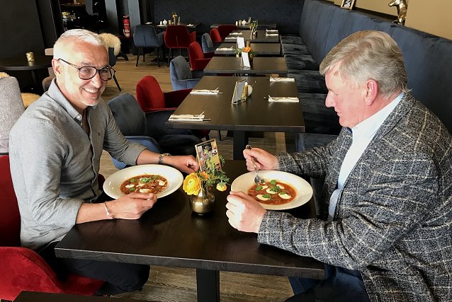 Bild: v.l Axel Heck (Heck Unternehmensgruppe); Sven-Bolko Heck probieren die in Ost- und Mitteleuropa verbreitete, traditionelle Suppe Borschtsch