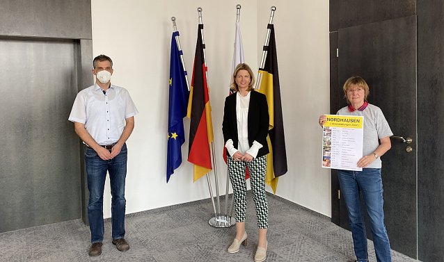 Bild: Mit Vorfreude und geb&uuml;hrendem Abstand: Oberb&uuml;rgermeister Kai Buchmann, B&uuml;rgermeisterin Alexandra Rieger und Birgit Adam