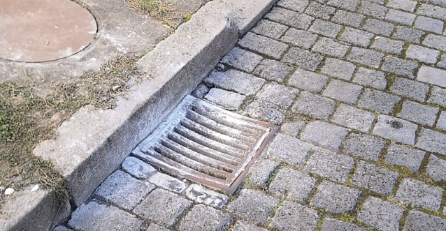 Bild: Farbreste im Stra&szlig;eneinlauf