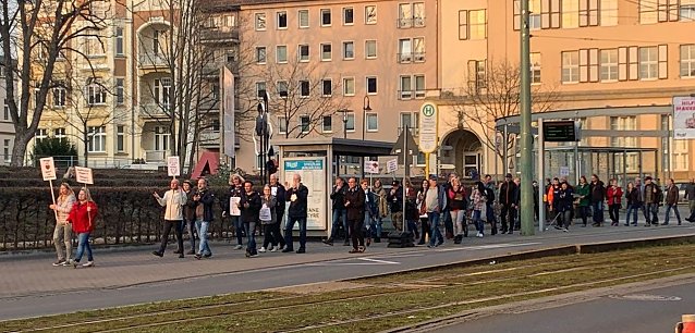 Bild: Demonstranten auf der T&ouml;pferstra&szlig;e