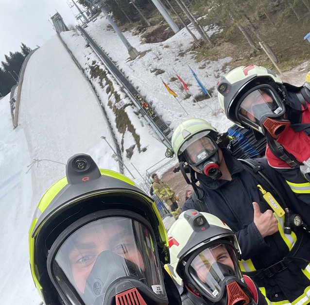 Bild: Mit Masken auf die Sprungschanze
