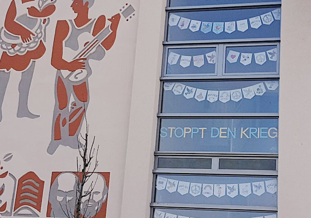 Bild: Stoppt den Krieg - die Grundschule Werther wurde in diesen Tagen einmal nicht der Jahreszeit sondern dem Zeitgeschehen entsprechend geschm&uuml;ckt
