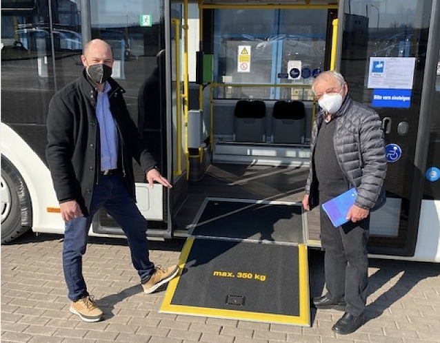 Bild: Betriebsleiter Markus Schraps (links) stellt dem Behindertenbeauftragten der Stadt Nordhausen, Dr. Maximilian Sch&ouml;nfelder (rechts), einen der neuen Busse vor und erkl&auml;rt die M&ouml;glichkeiten eines behindertengerechten Einstiegs