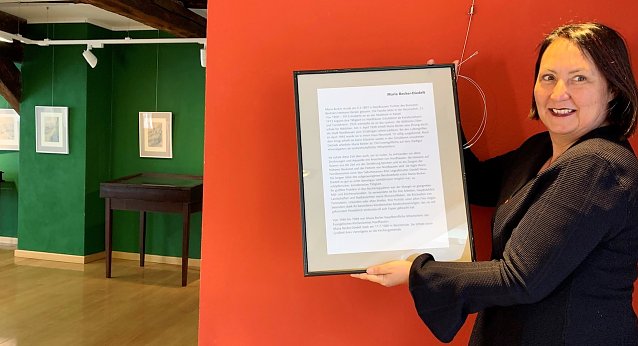 Bild: Museumsleiterin Susanne Hinsching beim Aufbau der Ausstellung