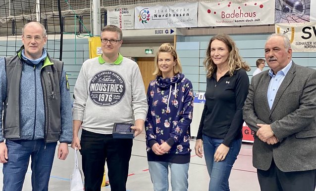 Bild: Jens Moldenhawer wird f&uuml;r sein jahrelanges, ehrenamtliches Engagement von Landrat und B&uuml;rgermeisterin geehrt