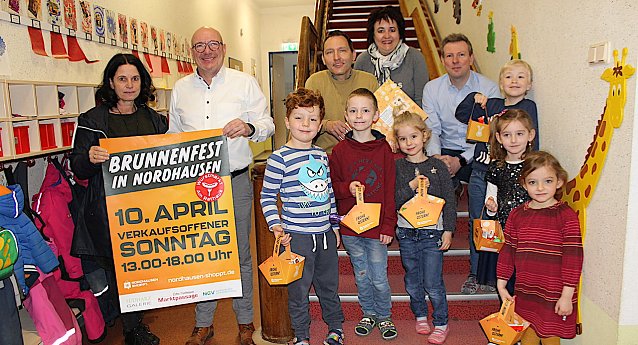 Bild: Vorfreude auf den Sonntag bei H&auml;ndlern und Kindern