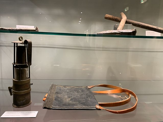Bild: Rucksack mit Steigerlampe und Brotb&uuml;chse, Fundort Rottleberode, aus der aktuellen Ausstellung