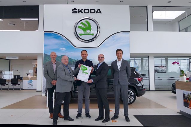 Bild: Henrik Rothe &uuml;berreicht die Ehrenurkunde f&uuml;r 30 Jahre �koda in Nordhausen an Andreas Peter und Torsten Wiesner. Im Bild rechts: Gebietsverkaufsleiter Patrick Best und Verkaufsberater Michael Pape (links).