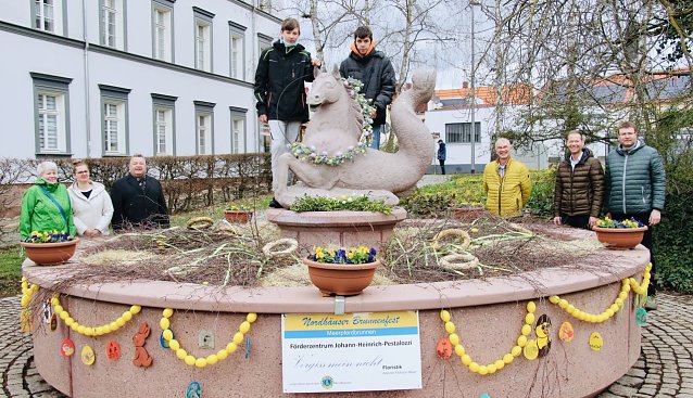Bild:  Lehrerin Heidi Stumph, Vergiss-mein-nicht Floristin Antonie Fr&ouml;hlich-Meier nebst Gatten, die Sch&uuml;ler des F&ouml;rderzentrums Pestalozzi, Ulrich Ebert vom Nordh&auml;user Gewerbeverein, Tino Pf&ouml;rtner und Dr. Phillip Heiser vom LionsClub Nordhausen
