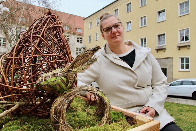 Bild: Antonie Fr&ouml;hlich-Meier putzt seit f&uuml;nf Jahren den Meerpferdbrunnen und seit zwei Jahren auch den Lutherbrunnen &ouml;sterlich heraus