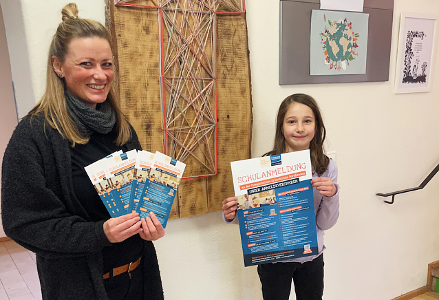 Bild:  Evangelische Grundschule Nordhausen, Carolin Apel und die Sch&uuml;lerin Paula L. Hilger aus der 2. Klasse pr&auml;sentieren die Flyer und Plakate zur Schulanmeldung 
