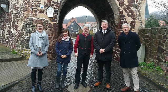 Bild: Ortschaftsb&uuml;rgermeister Erfurt begr&uuml;&szlig;te das Team vom Th&uuml;ringer Heilb&auml;derverband
