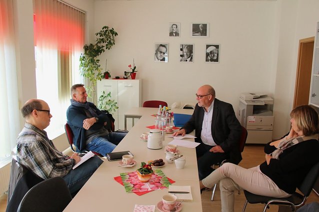 Bild: Pressegespr&auml;ch im SPD B&uuml;ro mit Andreas Wieninger (links), Hans-Georg M&uuml;ller und Barbara Rinke