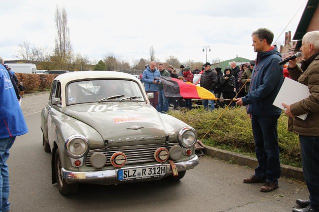 Bild: Der &auml;lteste Rennwagen, der heute auf die Strecke ging: ein Wartburg, Baujahr '66