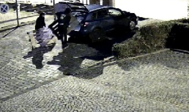 Bild: Die Video&uuml;berwachung bekam ein ziemlich gutes Bild von den Dieben, als die direkt vor der Kamera wenden mussten