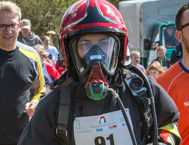 Bild: Feuerwehrleute beim Harztor-Lauf