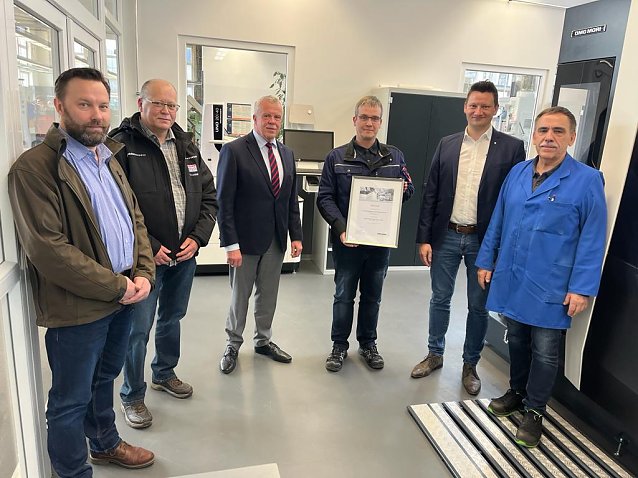 Bild: Herr Cunaeus, Standortleiter FTN Fertigungstechnik Nordhausen GmbH; Herr Locklair, Ausbildungsleiter FEUER powertrain GmbH & Co. KG; Herr Salomon, Gesch&auml;ftsf&uuml;hrer BBZ gGmbH; Herr Meier, Berufsgruppenverantwortlicher BBZ gGmbH; Herr Zaumseil, Vertriebsingenieur DMG MORI und Herr Tiller, Ausbilder BBZ gGmbH (v. l. n. r.)