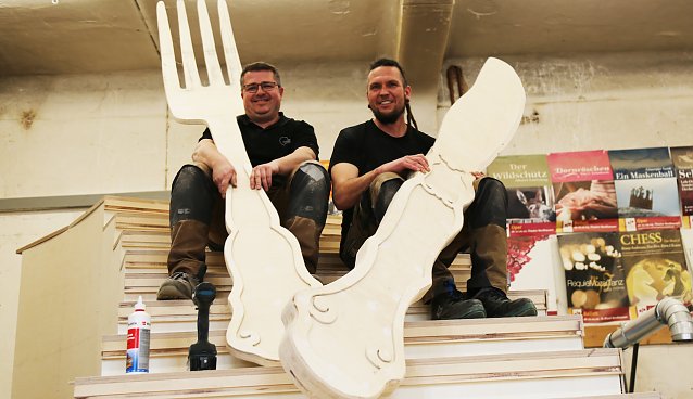 Bild: Die beiden Theatertischler Jens Grabe und Dominik Siebert 