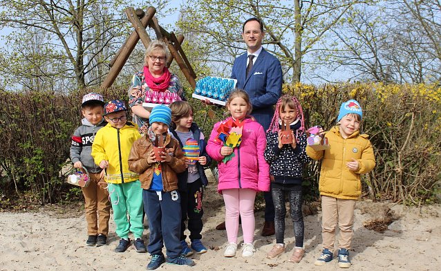 Bild: Stolz pr&auml;sentieren die Kinder ihre Dankesch&ouml;n-Geschenke, im Hintergrund Karla Lutze und Dirk Mei&szlig;geier