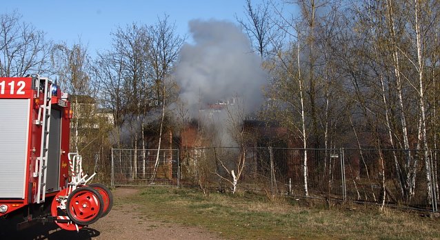 Bild: Starke Rauchentwicklung auf dem Gel&auml;nde des alten Gaswerks rief gestern die Feuerwehr auf den Plan