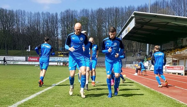 Bild: Die Nordh&auml;user Spieler beim Erw&auml;rmen heute Nachmittag im Vogtlandstadion