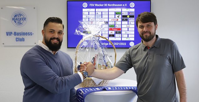 Bild: Amr Shakhashiro & Torsten Klaus besiegeln das Sponsoring per Handschlag.