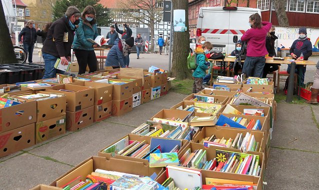 Bild: B&uuml;chermarkt an der Blasiikirche