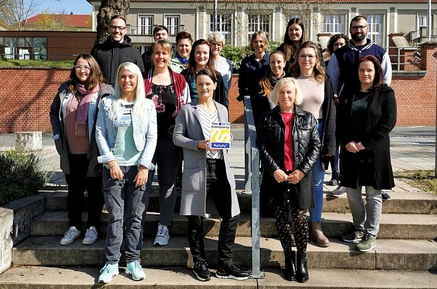 Bild: Besch&auml;ftigte der Hochschule Nordhausen haben die Auszeichnung als Top-Company stolz entgegengenommen.