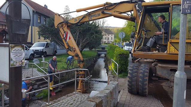Bild: Reinigung und Erneuerung des Kiesbettes des Kneipp-Tretbeckens des Hardtbaches in der Burgstra&szlig;e