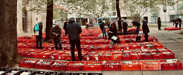 Bild: Kila-B&uuml;cherflohmarkt auf dem Blasii-Kirchplatz
