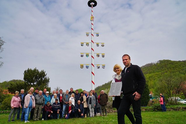 Bild: In Ilfeld wurde heute ein neuer Maibaum eingeweiht