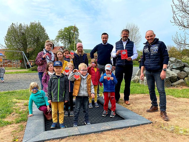Bild: In Wolkramshausen freuten sich die Kinder heute &uuml;ber ein neues Bodentrampolin dank der Unterst&uuml;tzung durch den BILD hilft e. V. "Ein Herz f&uuml;r Kinder".