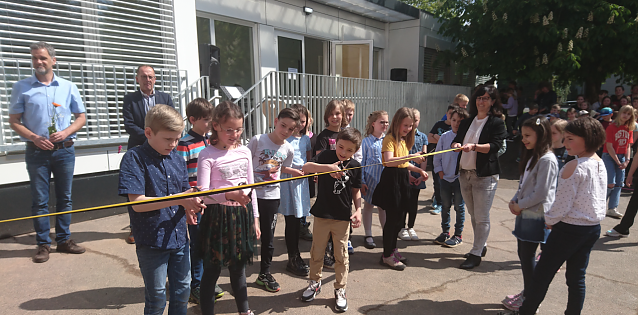 Bild: Lange konnten die Kinder nur durch den Bauzaun einen Blick auf ihren neuen Hort erhaschen, heute nun ging es endlich an die Inbesitznahme