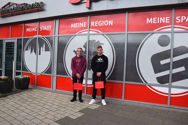Bild: Tristan Jung und Clemnes Schwandner vom Herdergymnasium hatten beim 39. Planspiel B&ouml;rse die Nase vorn