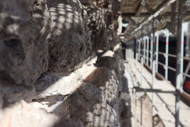 Bild: Die Sanierung der Stadtmauer auf 210 Metern l&auml;nge schreitet voran