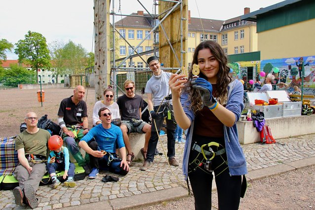 Bild: Die Arbeit am Kletterfelsen hat &uuml;ber die Jahre viele Freundschaften geschmiedet