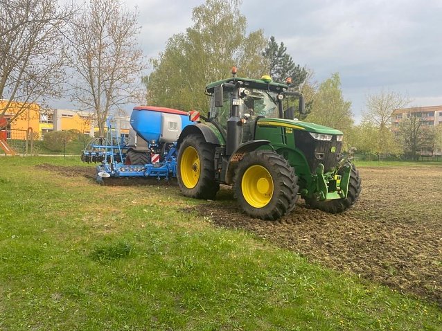 Bild: Schwere Landtechnik im Wohngebiet Nordhausen Ost