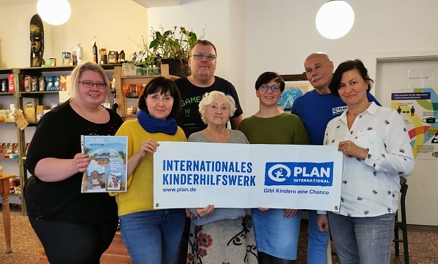 Bild: Die Plan International Aktionsgruppe Nordhausen (v.l.: Diana Wedler, B&auml;rbele Herr, Markus Wedler, Angelika Pohl, Katrin Tschernatsch-G&ouml;ttling, Horst M&ouml;ller, Sylvia Daehn) l&auml;dt ein zum Malwettbewerb f&uuml;r den guten Zweck sowie zum Kinderfest am 1. Juni in der Stadtbibliothek Nordhausen 
