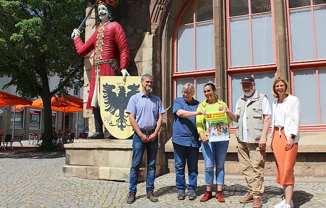 Bild: Der Kampf um das Plakat des aktuellen Festes: Die B&uuml;rgermeister und gro&szlig;e Teile der Rolandgruppe