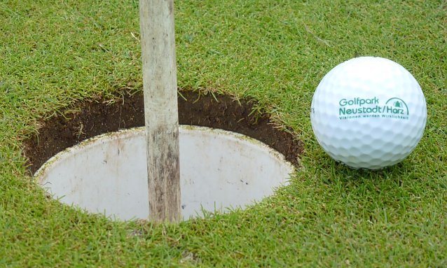 Bild: Anders als etwa beim Fu&szlig;ball muss beim Golfsport das Runde auch ins Runde