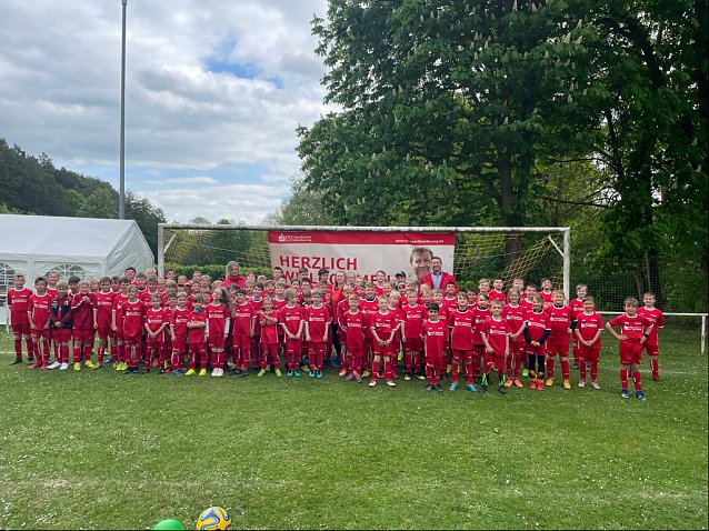 Bild: Die von der Kreissparkasse unterst&uuml;tzte Fu&szlig;ballschule startete heute in Sollstedt