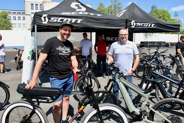 Bild: Sebastian Albert und J&ouml;rg Illhardt waren mit 15 Elektrofahrr&auml;dern beim "Testival" dabei. Au&szlig;erdem war der Cube-Store, Fahrrad & Sport Schmidt und Herfag vor Ort 