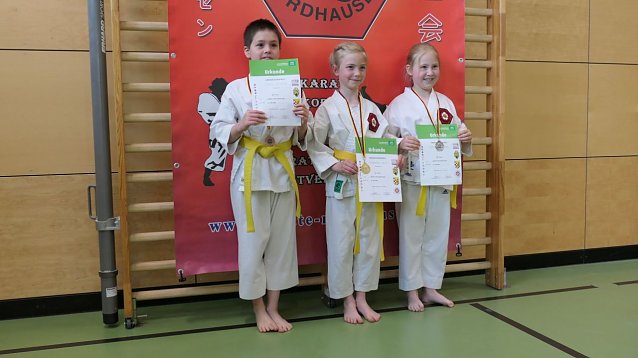 Bild: v.l.: Colin Hardrath, Magdalena Aurin, Penelope Kirchhoff