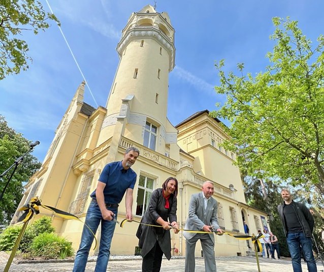 Bild: Oberb&uuml;rgermeister Kai Buchmann, Susanne Hinsching (Leiterin des Kunsthaus Meyenburg) und Oliver W&ouml;nnmann (F&ouml;rderverein des Kunsthauses) bei der Wiederer&ouml;ffnung des Kunsthausturmes