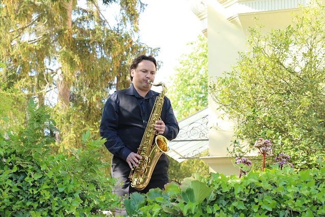 Bild: Stefan Zeitler spielte im Garten des Kunsthauses zur Er&ouml;ffnung des Turms